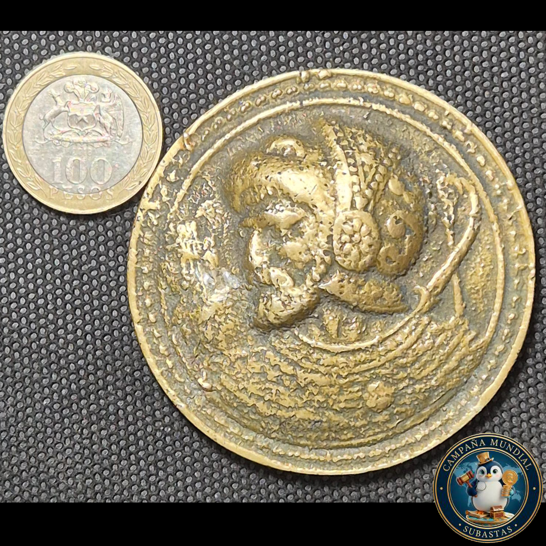 B1114 TEJO DE RAYUELA, UTILIZADO PARA EL TÍPICO JUEGO CHILENO CON EFIGE EN RELIEVE DE UN GUERRERO O CONQUISTADOR ESPAÑOL.