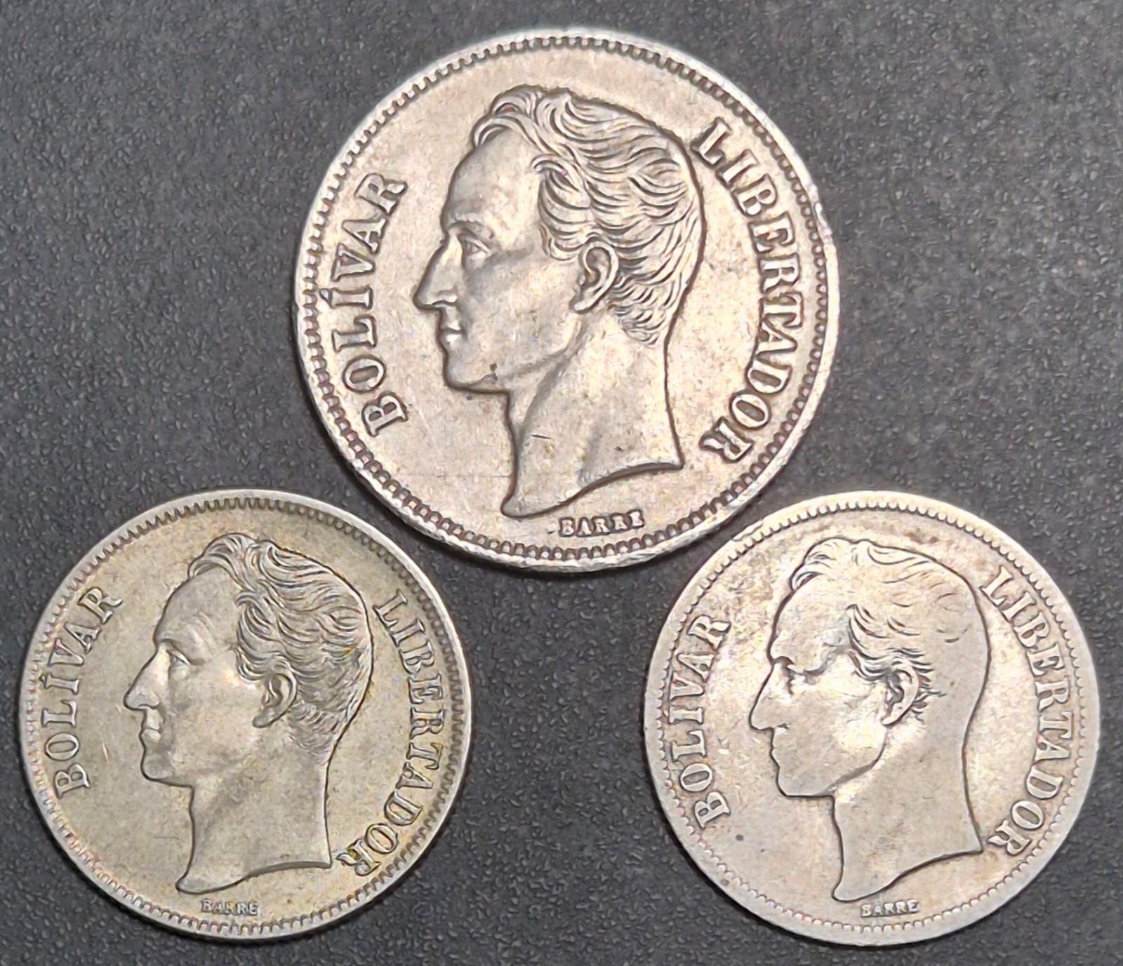B626 .- 3x MONEDAS VENEZOLANAS DE: DOS BOLIVARES 1936, 2x UN BOLIVAR 1935/45   VF/XF    VENEZUELA